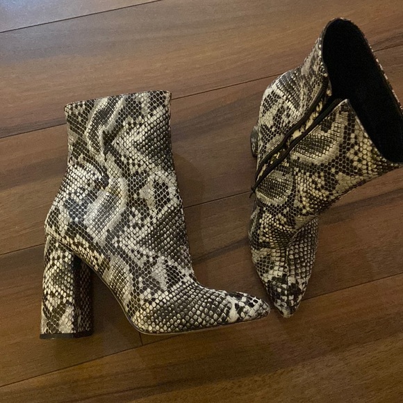 PrettyLittleThing Boots - Picture 1 of 3